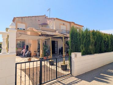 Casa amb balcó en venda a Algorfa