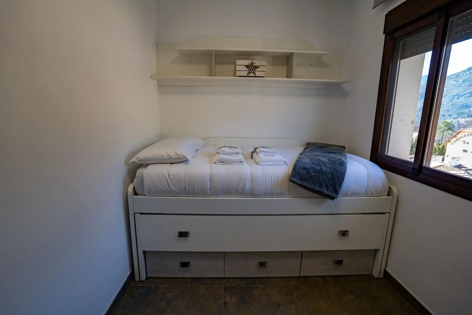 Schlafzimmer von Dachboden zum Verkauf in La Iruela mit Klimaanlage, Heizung und Terrasse