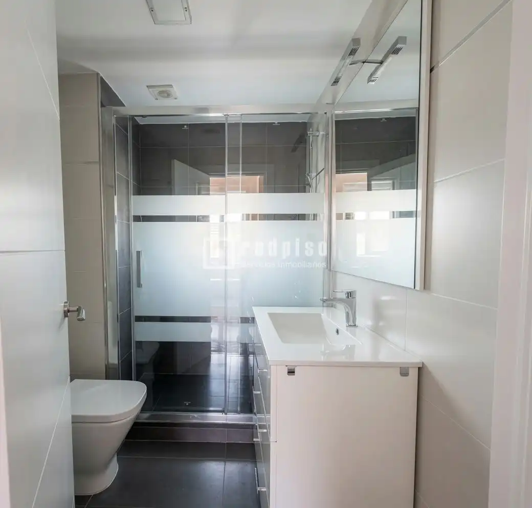 Bathroom of Flat for sale in Alcorcón  with Heating, Private garden and Parquet flooring