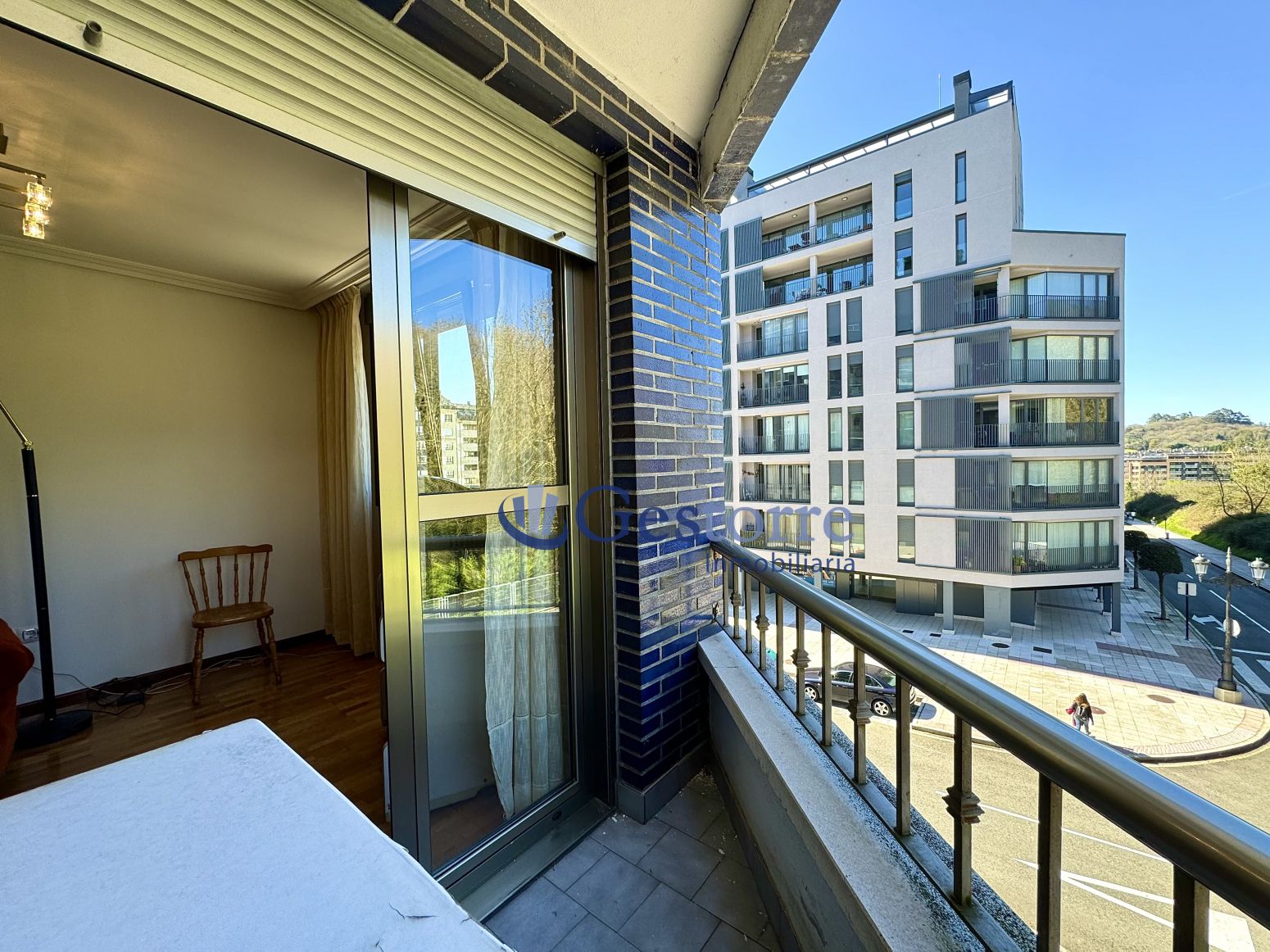 Terrassa de Pis de lloguer en Oviedo  amb Calefacció, Terrassa i Traster