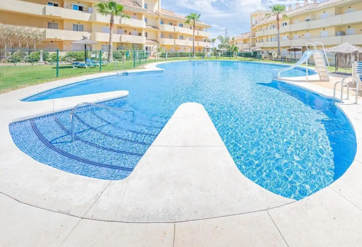 Piscina de Apartament en venda en Manilva amb Aire condicionat, Terrassa i Traster