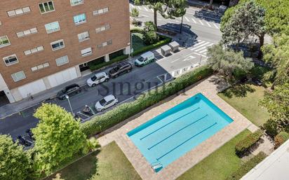 Swimming pool of Flat for sale in  Barcelona Capital  with Air Conditioner and Terrace