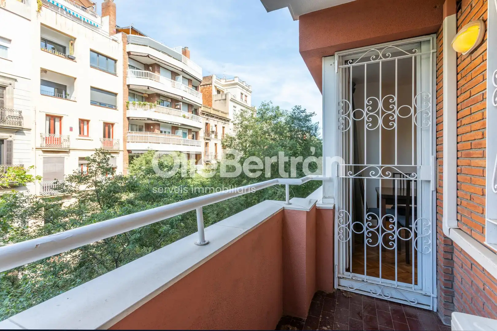 Vista exterior de Piso en venta en Barcelona con Calefacción y Balcón