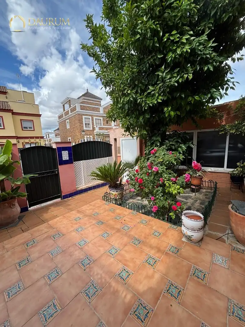 Terrassa de Casa adosada en venda en Tomares amb Aire condicionat, Calefacció i Jardí privat