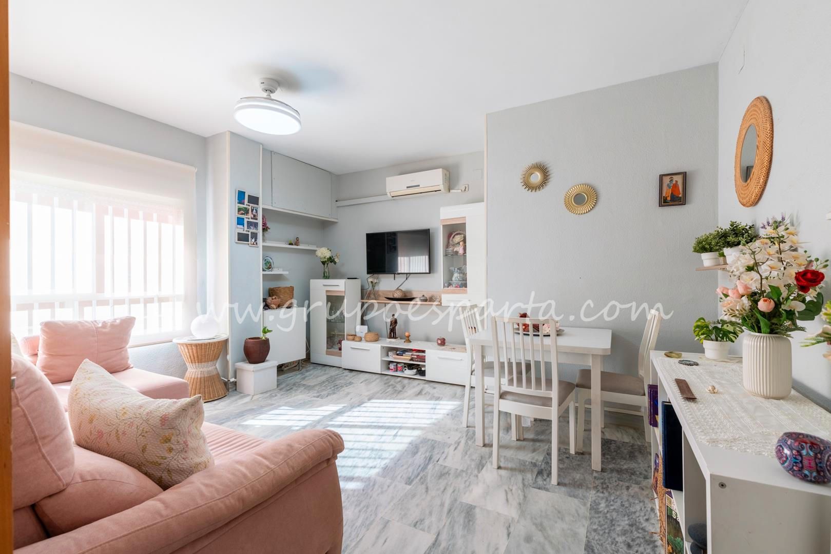 Living room of Flat for sale in  Sevilla Capital  with Air Conditioner