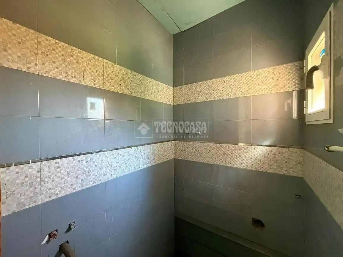 Bany de Casa o xalet en venda en Villa del Prado amb Aire condicionat i Piscina
