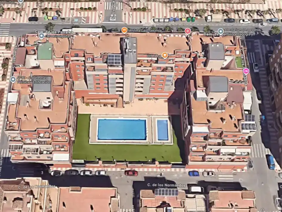 Vista exterior de Pis en venda en Roquetas de Mar amb Aire condicionat i Piscina