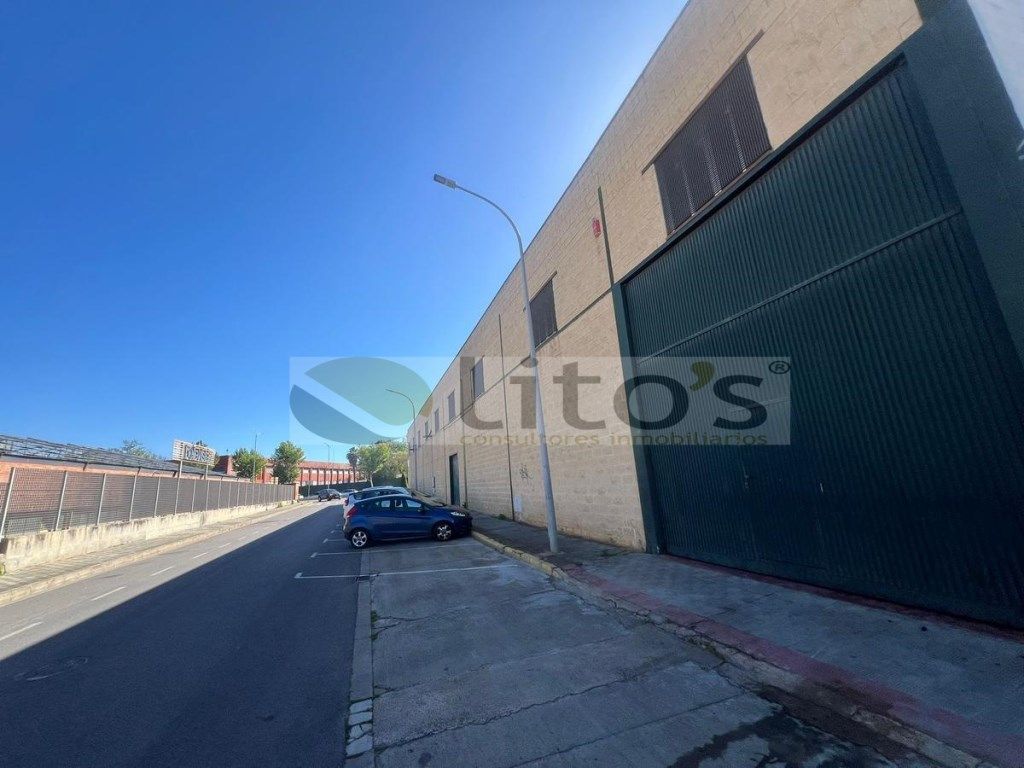Vista exterior de Nau industrial en venda en Dos Hermanas