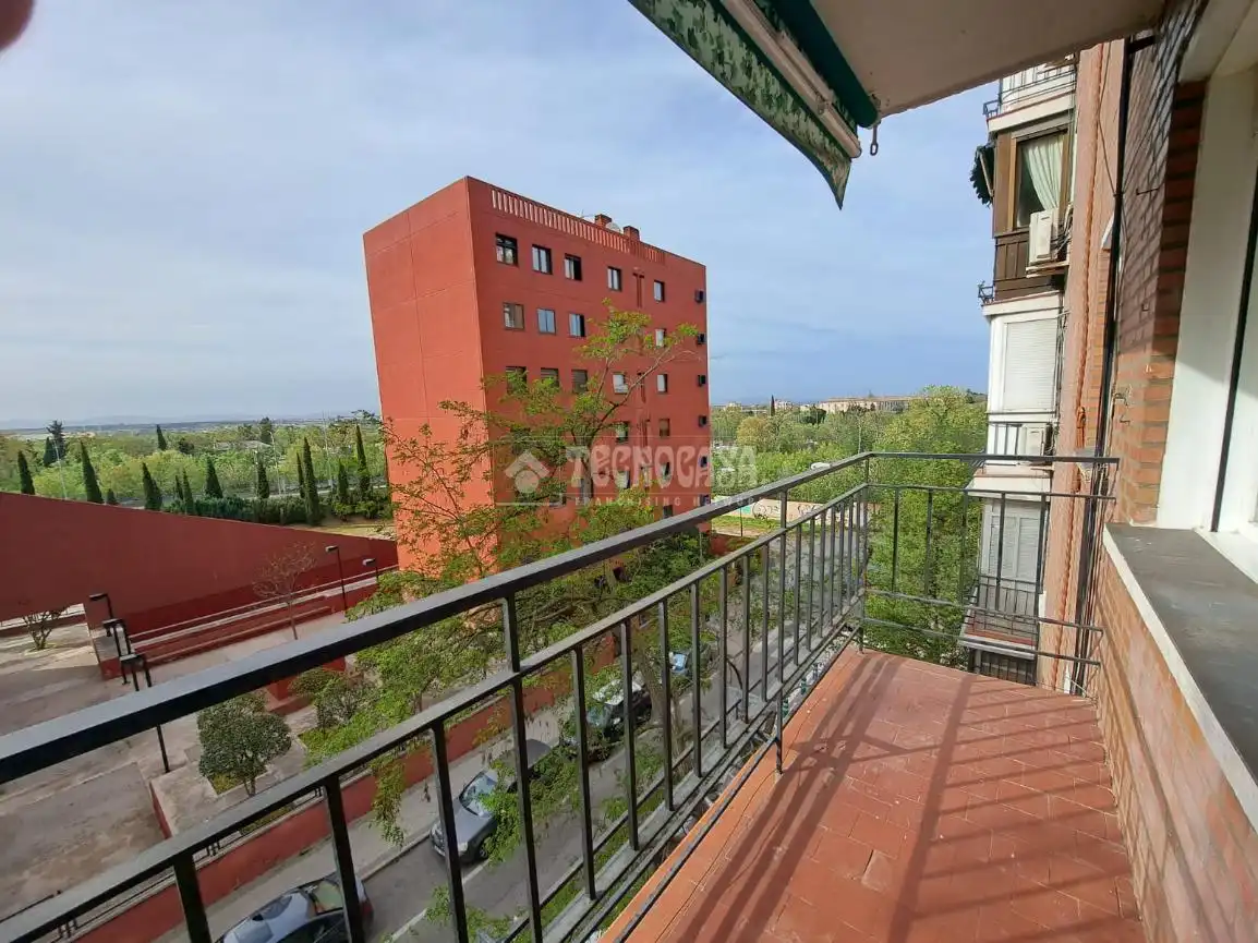 Vista exterior de Piso en venta en Madrid con Calefacción, Terraza y Balcón