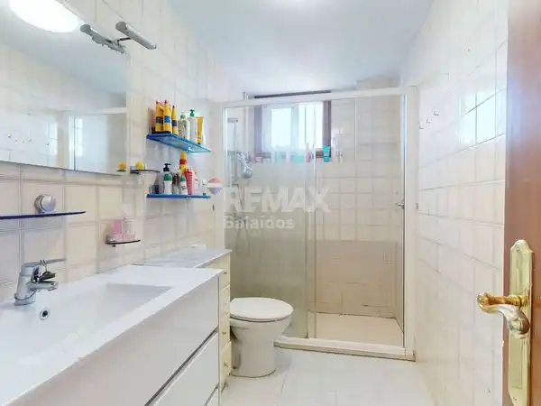 Baño de Piso en venta en Vigo  con Calefacción, Parquet y Trastero