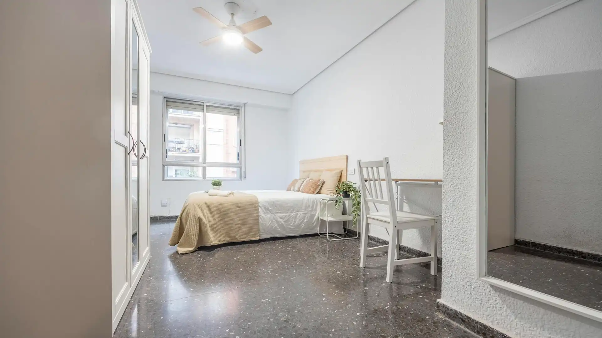 Bedroom of Flat for share in  Valencia Capital  with Washing machine