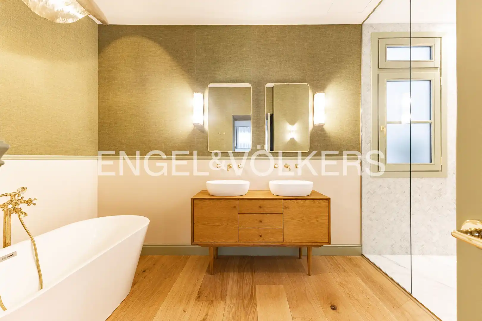 Badezimmer von Wohnung zum Verkauf in Barcelona mit Klimaanlage, Heizung und Parkett
