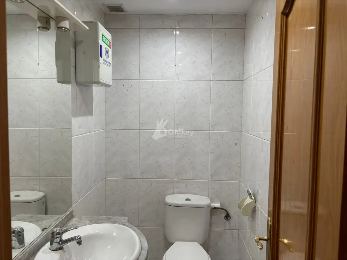 Bathroom of Houses for sale in Onzonilla  with Heating, Parquet flooring and Swimming Pool