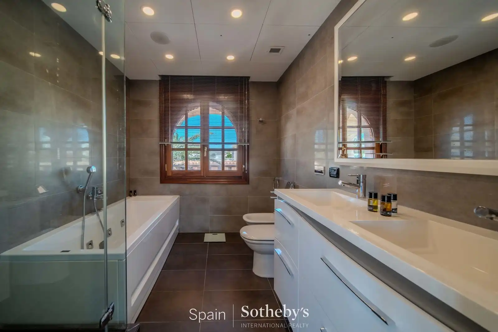 Bathroom of Houses for sale in Empuriabrava  with Air Conditioner, Heating and Private garden