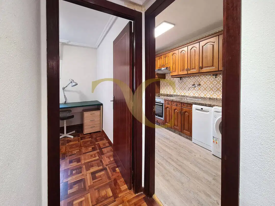 Cocina de Piso en venta en Oviedo  con Calefacción, Trastero y Amueblado