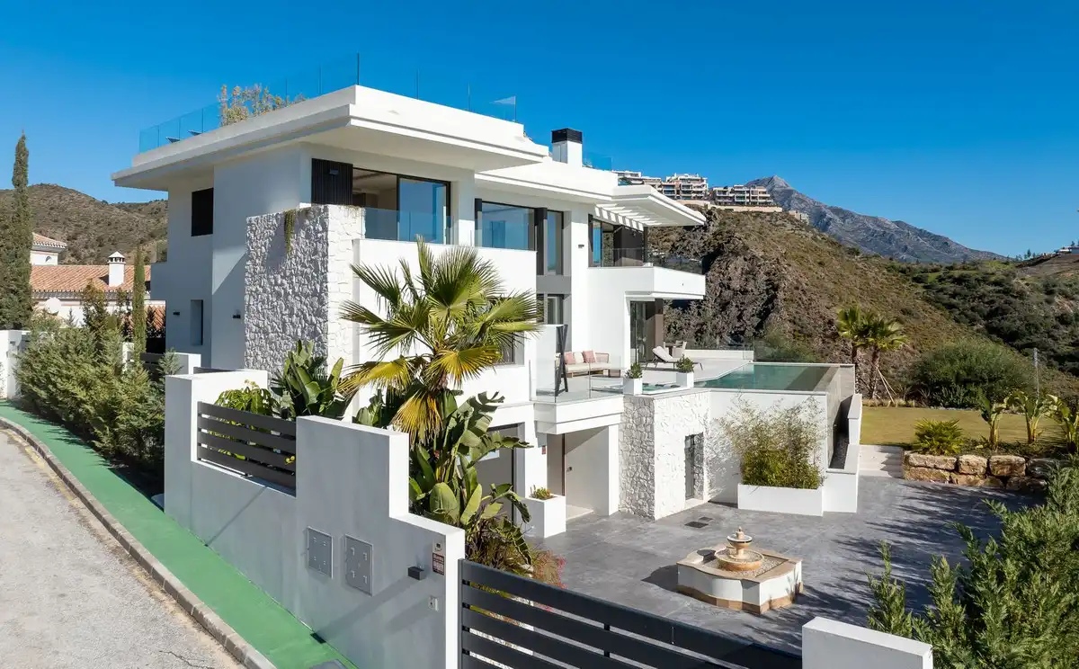 Vista exterior de Casa o chalet en venta en Benahavís con Aire acondicionado, Jardín privado y Terraza
