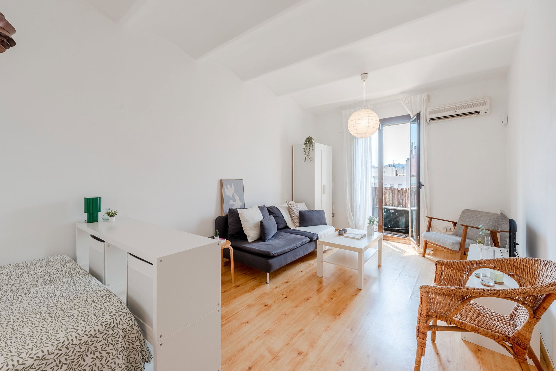 Living room of Study for sale in  Barcelona Capital  with Air Conditioner, Oven and Microwave