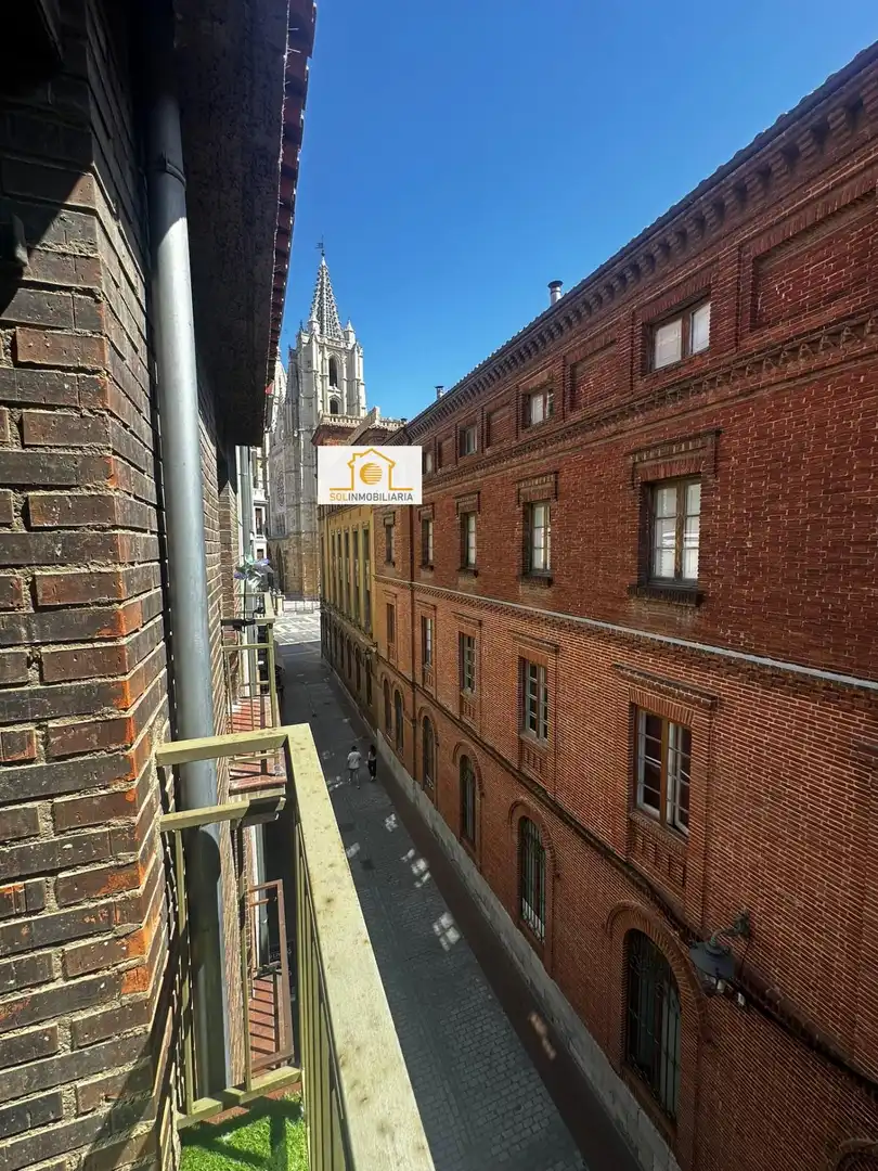 Vista exterior de Pis en venda en León Capital  amb Calefacció, Parquet i TV