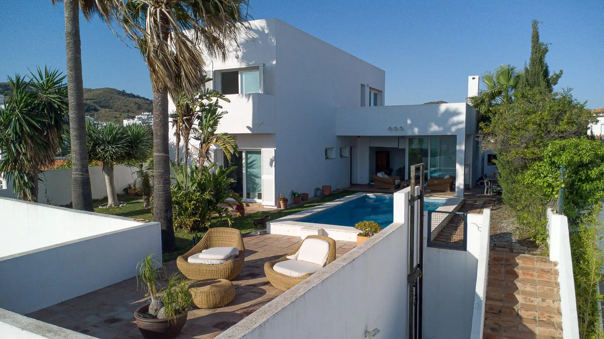 Vista exterior de Casa o xalet en venda en Rincón de la Victoria amb Aire condicionat, Jardí privat i Terrassa