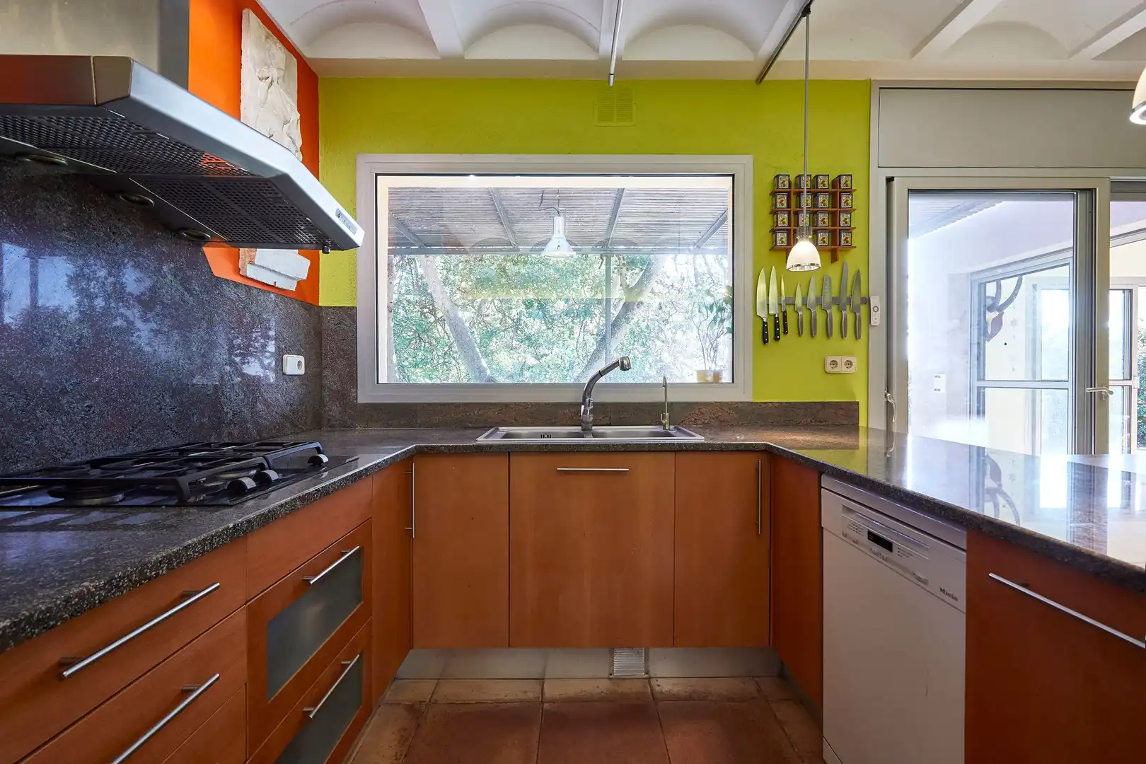 Küche von Haus oder Chalet zum Verkauf in Premià de Dalt mit Klimaanlage, Heizung und Privatgarten