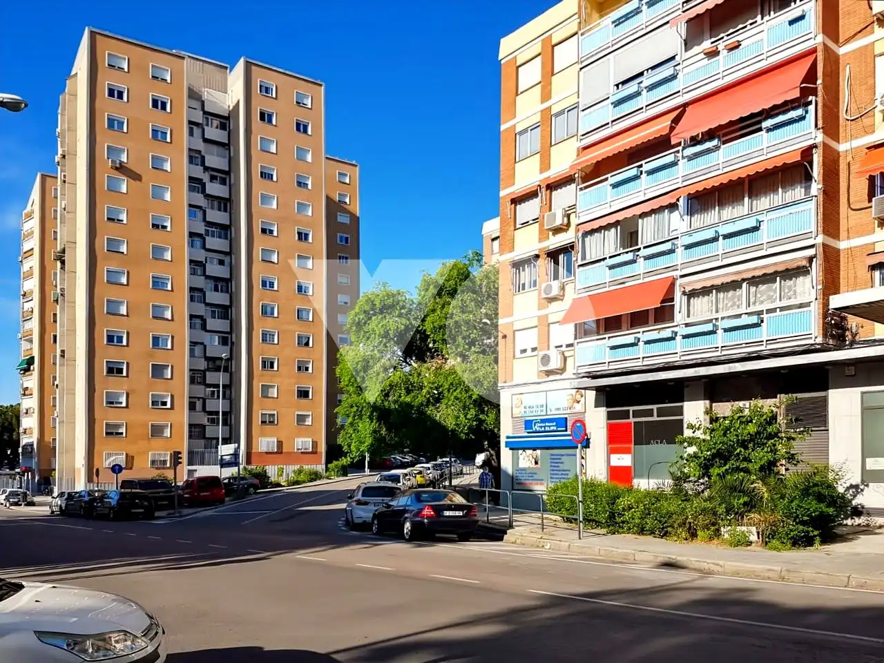 Vista exterior de Local en venda en Madrid amb Aire condicionat