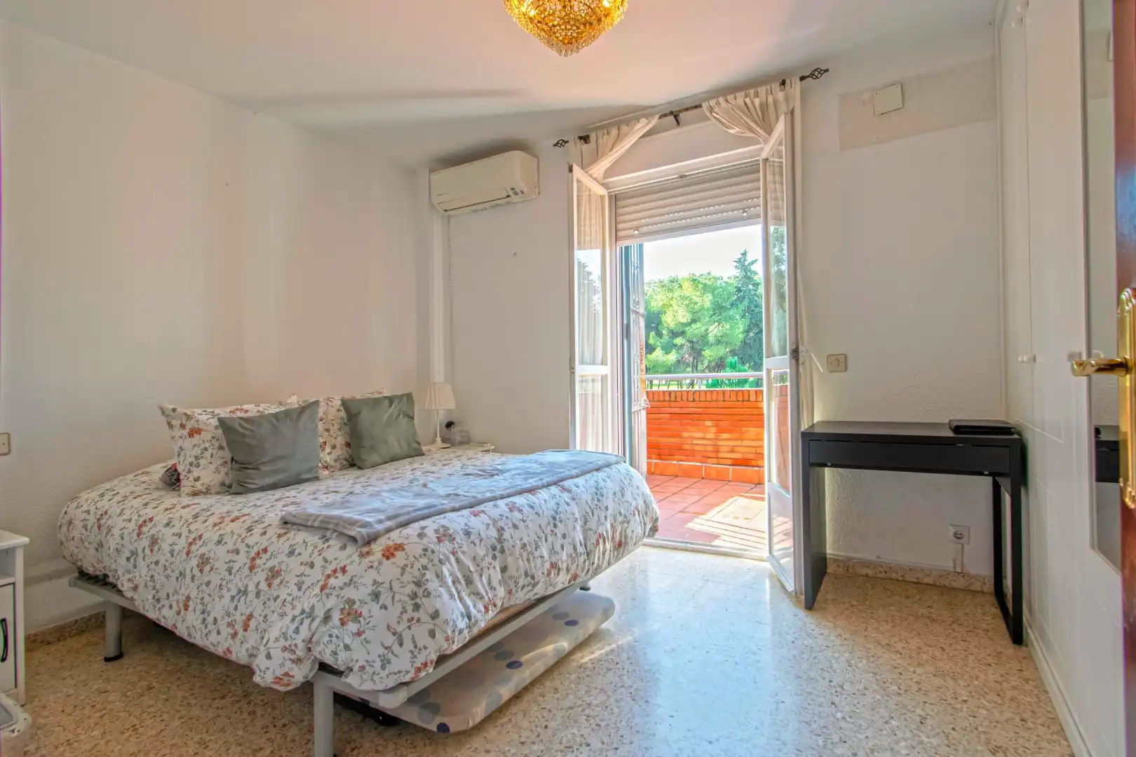 Dormitori de Casa adosada en venda en Sevilla amb Aire condicionat, Calefacció i Jardí privat