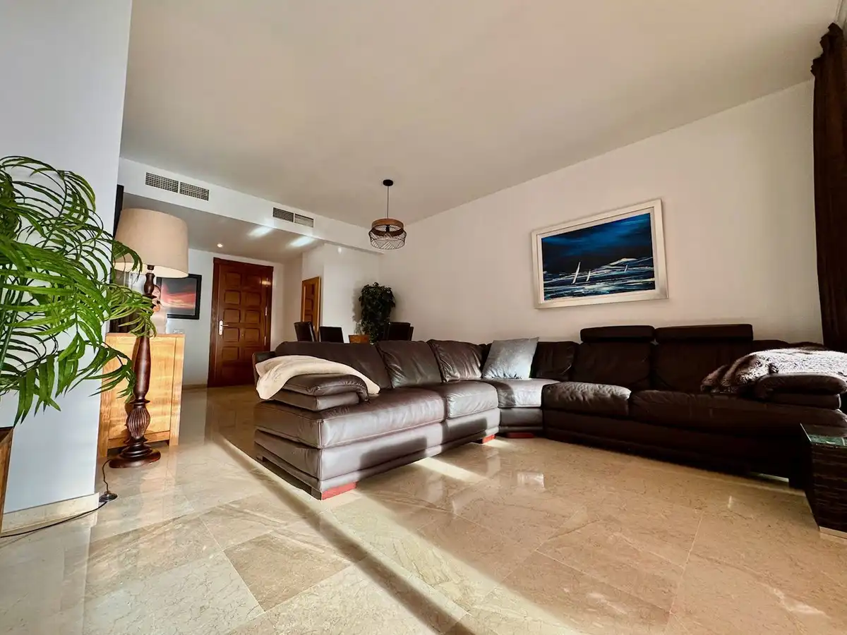 Sala d'estar de Planta baixa en venda en Mijas amb Aire condicionat, Jardí privat i Terrassa