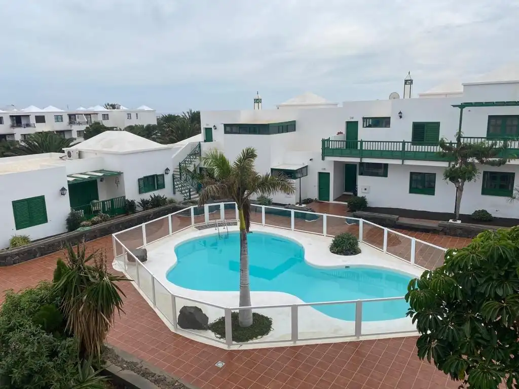 Vista exterior de Apartamento en venta en Teguise con Terraza, Amueblado y Piscina comunitaria