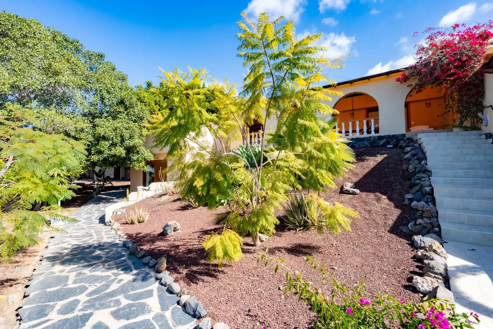 Vista exterior de Casa o xalet en venda en Guía de Isora amb Aire condicionat, Jardí privat i Terrassa