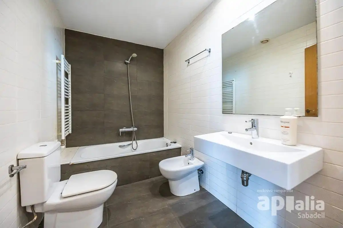 Badezimmer von Wohnung zum Verkauf in Sabadell mit Heizung und Abstellraum