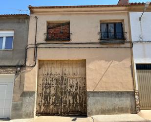 Vista exterior de Casa o xalet en venda en Campo de Criptana amb Jardí privat