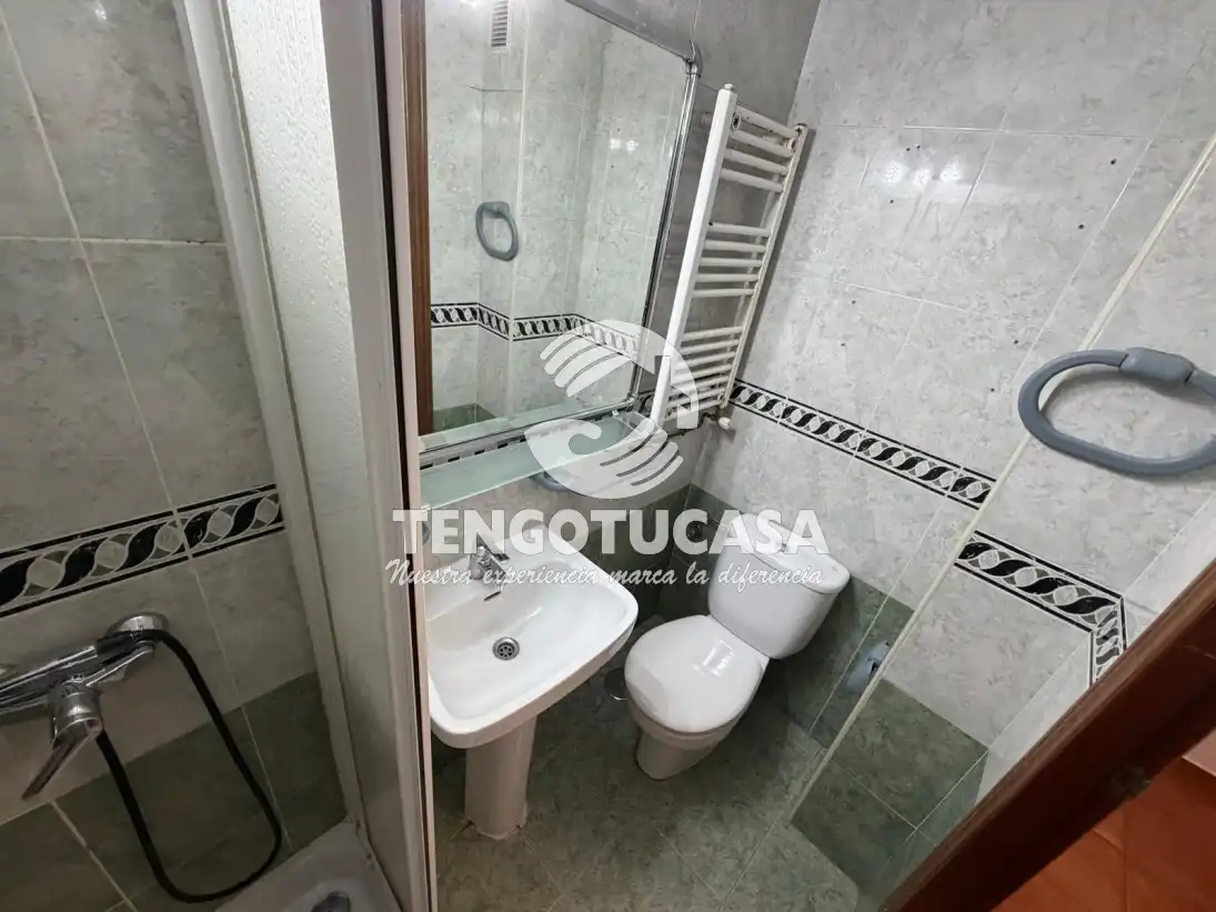 Baño de Piso en venta en Madrid con Calefacción, Terraza y Trastero