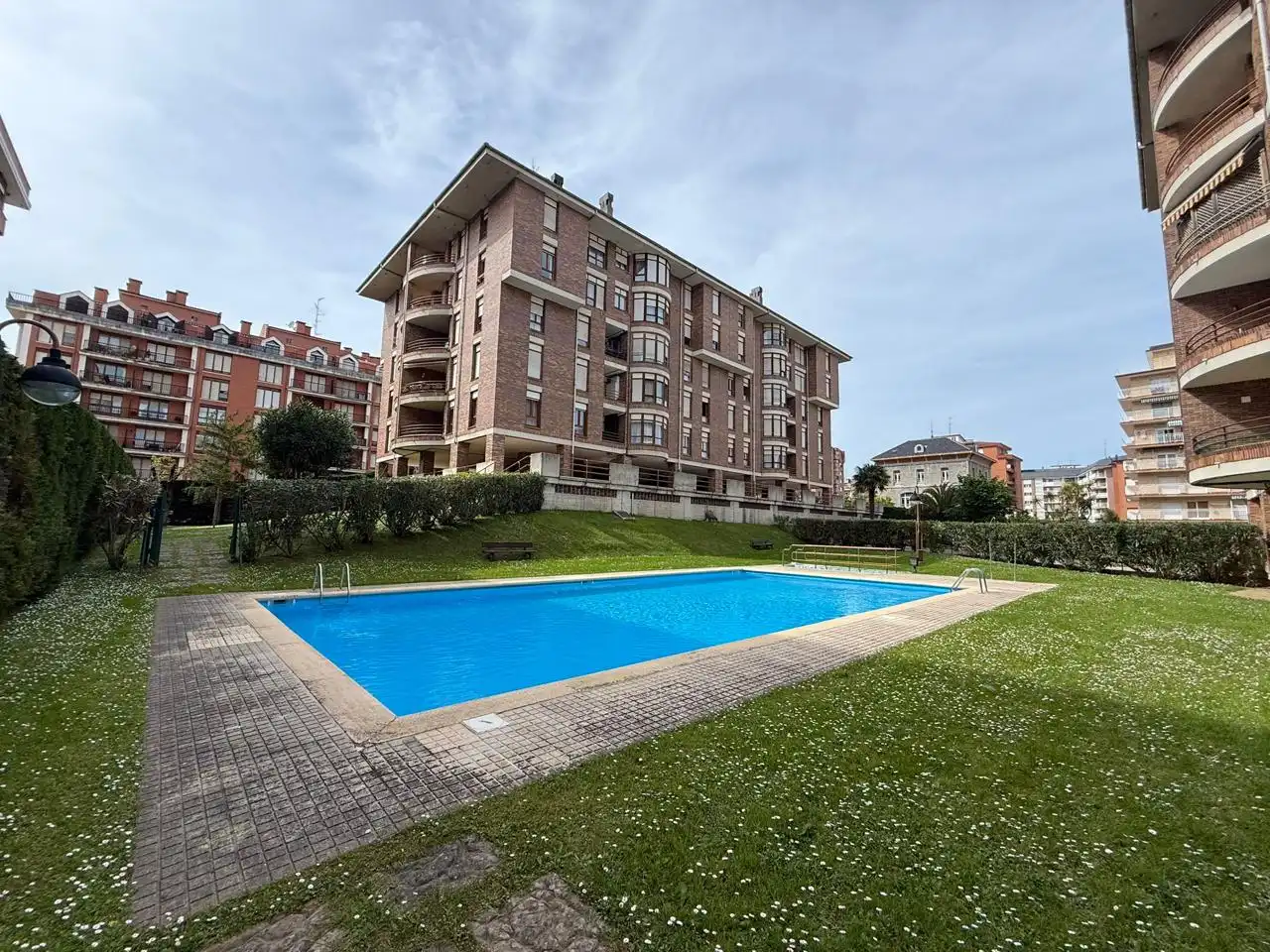 Piscina de Piso en venta en Castro-Urdiales con Calefacción, Parquet y Piscina comunitaria
