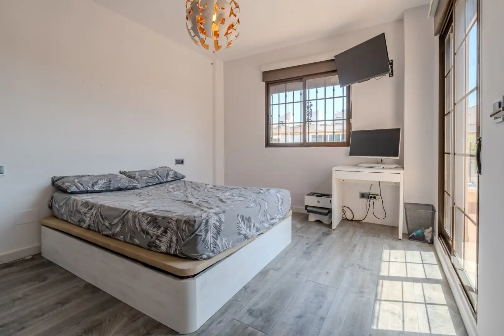 Dormitori de Casa o xalet en venda en Torrevieja amb Jardí privat, Terrassa i Piscina