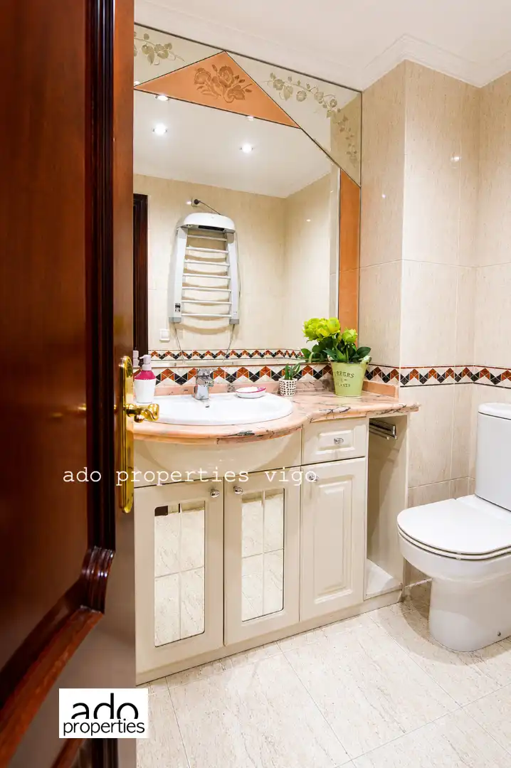 Baño de Piso en venta en Vigo  con Calefacción, Parquet y Trastero