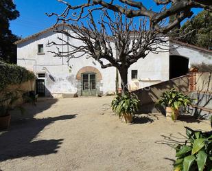 Vista exterior de Finca rústica en venda en Vilassar de Dalt amb Aire condicionat, Calefacció i Jardí privat