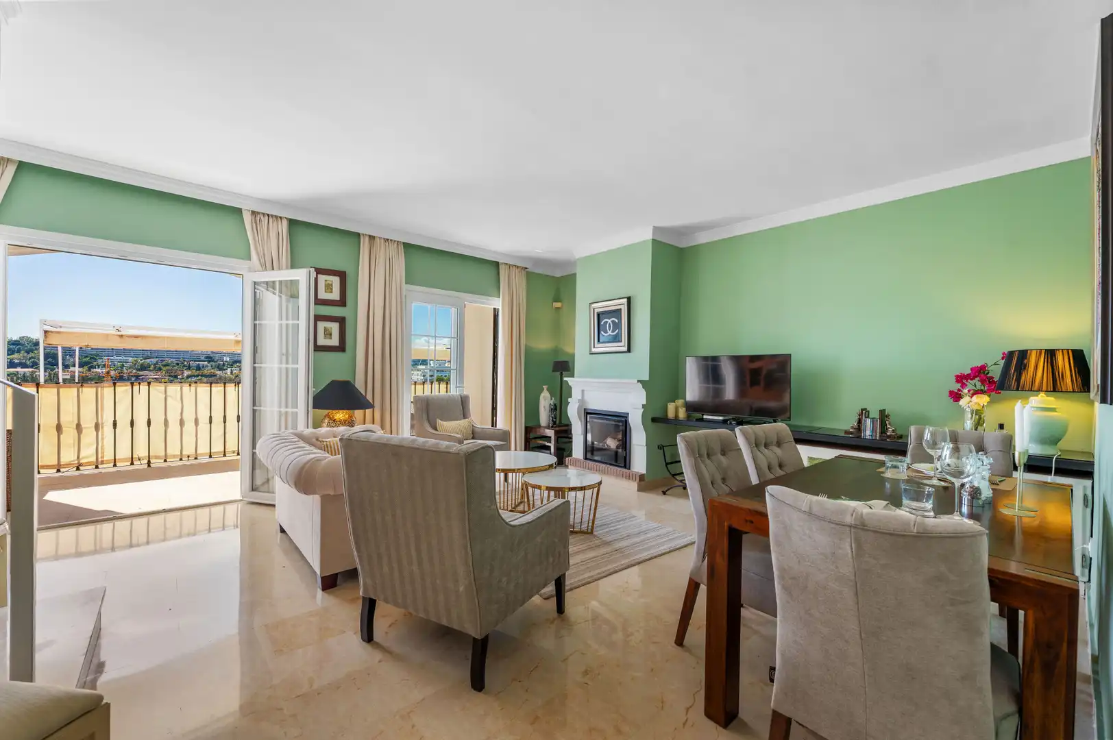 Sala de estar de Casa adosada en venta en Marbella con Aire acondicionado, Terraza y Piscina