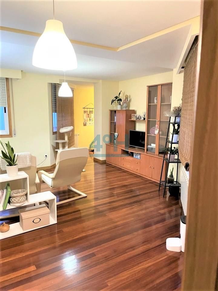 Sala d'estar de Estudi en venda en Ourense Capital  amb Calefacció i Moblat