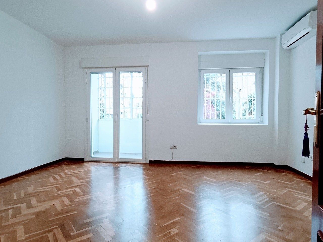 Living room of Flat to rent in  Madrid Capital  with Air Conditioner, Heating and Parquet flooring