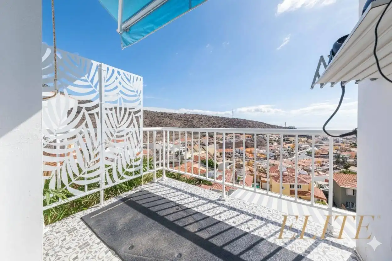 Außenansicht von Einfamilien-Reihenhaus zum Verkauf in Mogán mit Klimaanlage, Heizung und Terrasse