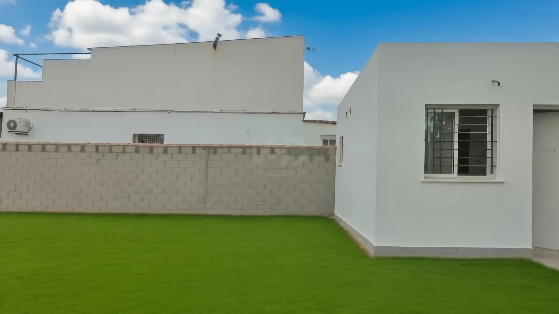 Vista exterior de Casa o xalet en venda en Chiclana de la Frontera amb Calefacció, Terrassa i Piscina