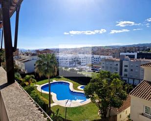 Vista exterior de Dúplex en venda en Estepona amb Aire condicionat, Terrassa i Traster
