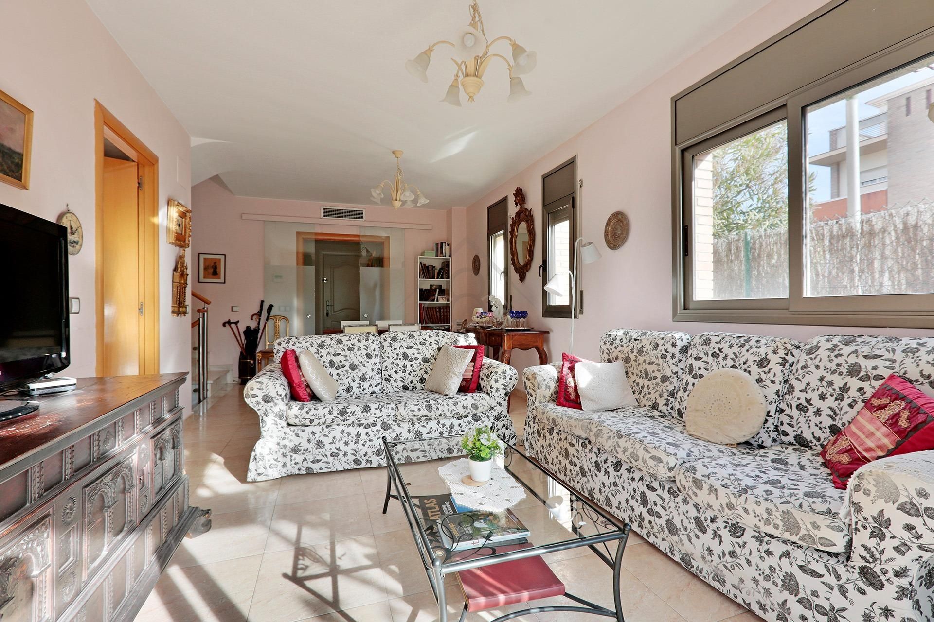Sala d'estar de Casa adosada en venda en El Vendrell amb Calefacció, Jardí privat i Terrassa