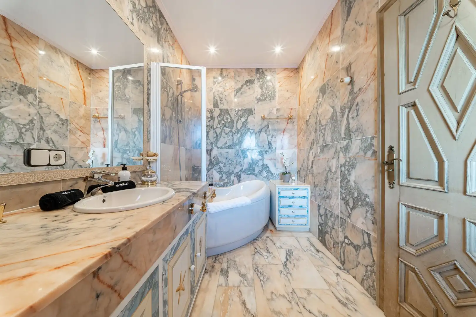 Bathroom of Country homes for sale in Benahavís  with Terrace and Furnished