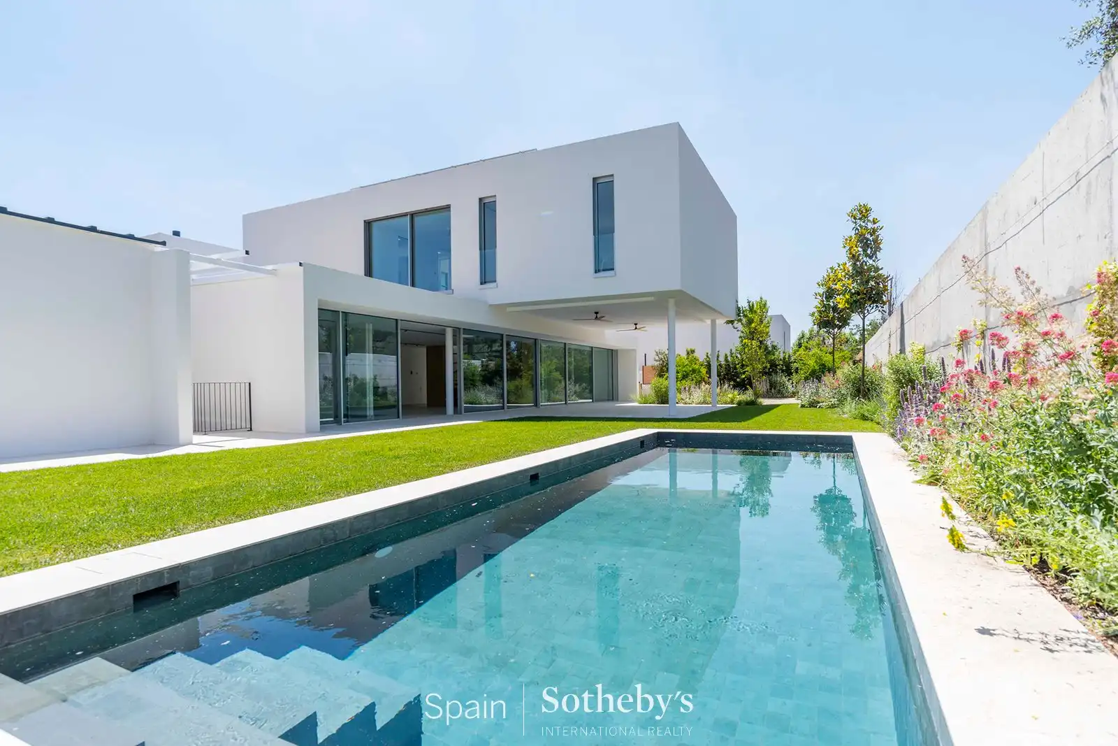 Swimming pool of Houses for rent in Madrid  with Air Conditioner, Heating and Private garden