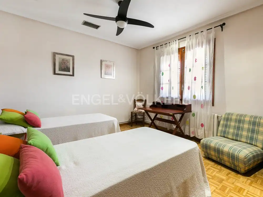 Habitación de Casa o chalet en venta en Paterna con Calefacción, Jardín privado y Parquet