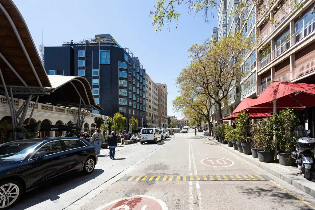 Vista exterior de Apartament en venda en Barcelona amb Aire condicionat, Parquet i Balcó