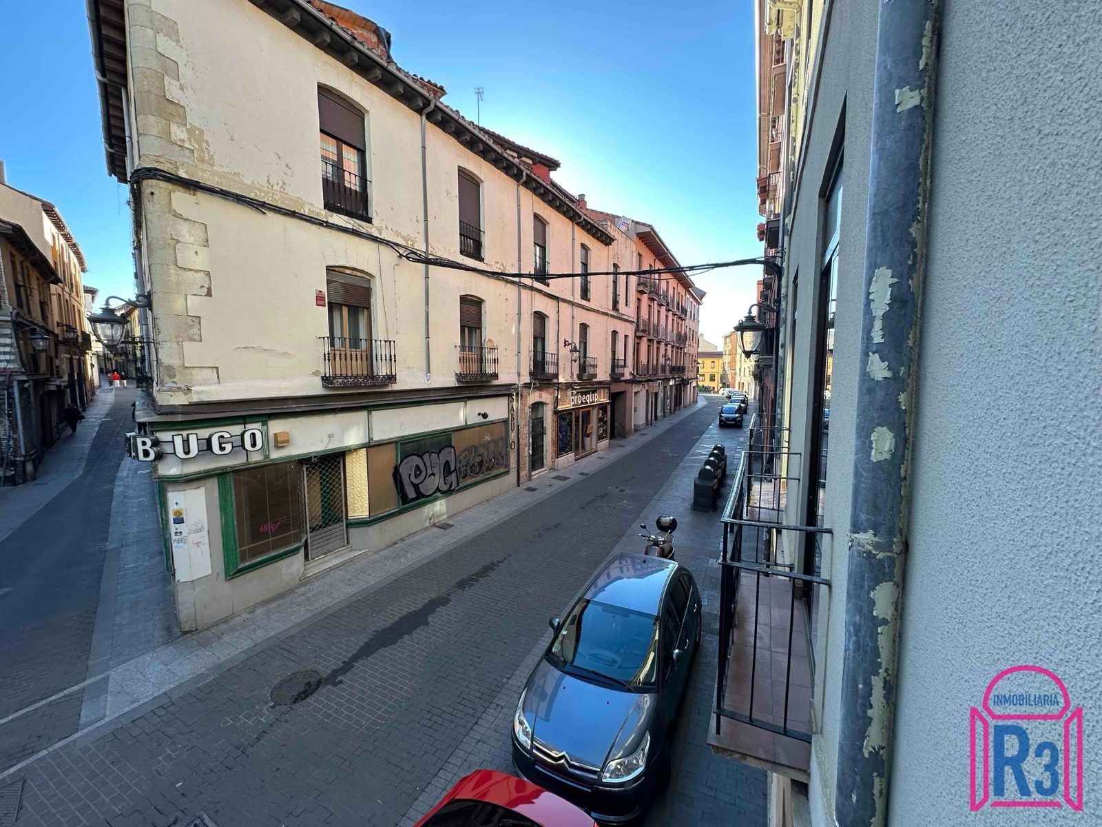 Vista exterior de Apartament en venda en León Capital  amb Calefacció, Terrassa i Traster