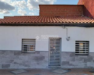 Vista exterior de Casa adosada en venda en Puertollano amb Calefacció i Jardí privat