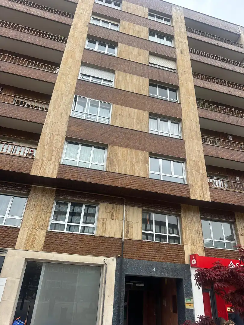 Außenansicht von Wohnung zum Verkauf in Oviedo  mit Heizung, Parkett und Terrasse